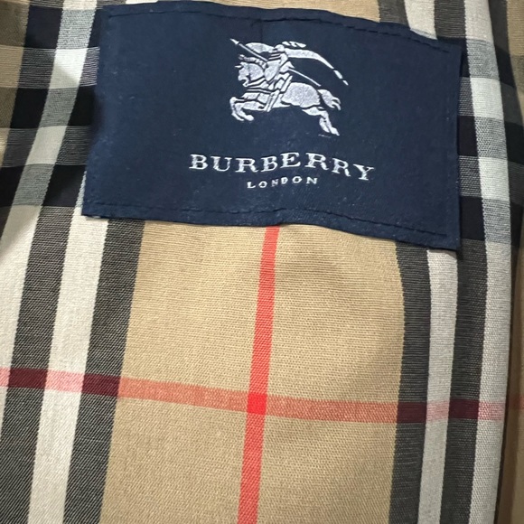 Stunning Burberry trench coat in a size 8 - Picture 2 of 5